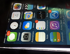 Un esempio LCD di tipo transriflettivo di un iPhone 4S