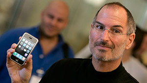 Steve Jobs con in mano il primo iPhone