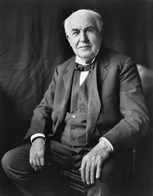 Il grande inventore statunitense Thomas Alva Edison, ritratto in vecchiaia